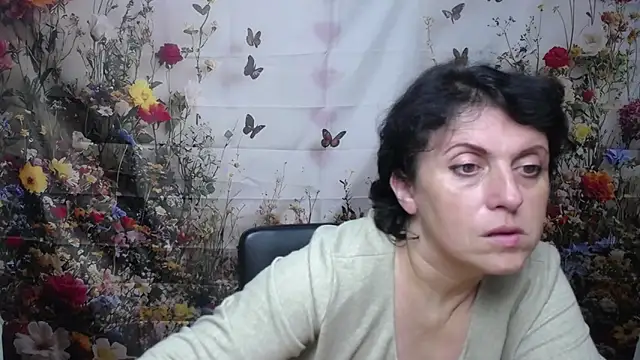 Snapshot of LuciaMii chatting on October 2025 04:59:01 PM LuciaMii online show from October 2025 04:59:01 PM