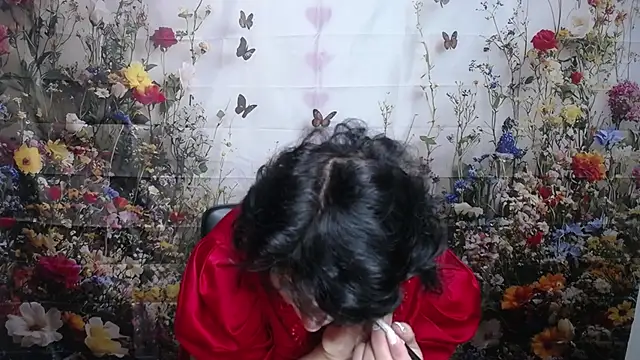 Snapshot of LuciaMii chatting on October 2025 05:13:01 PM LuciaMii online show from October 2025 05:13:01 PM