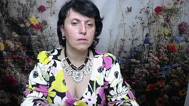 Snapshot of LuciaMii chatting on October 2025 05:14:02 PM LuciaMii online show from October 2025 05:14:02 PM