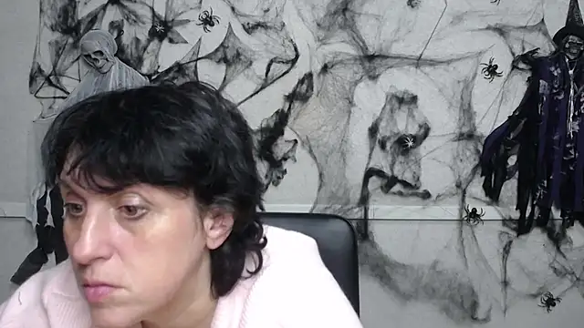 Snapshot of LuciaMii chatting on October 2025 05:02:02 PM LuciaMii online show from October 2025 05:02:02 PM