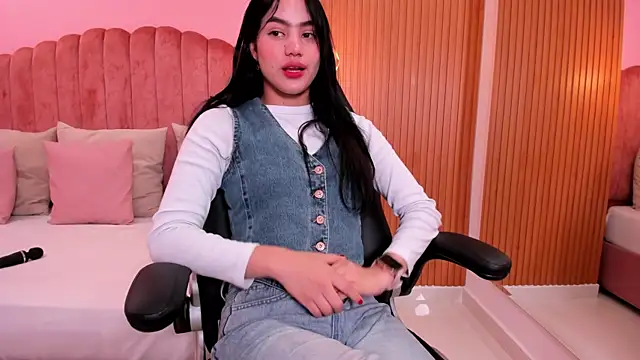 Snapshot of ariel_jonees chatting on December 2024 05:00:01 PM ariel jonees online show from December 2024 05:00:01 PM