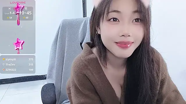 Snapshot of Lvy--v chatting on December 2024 11:08:02 PM Lvy--v online show from December 2024 11:08:02 PM