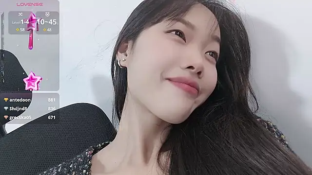 Snapshot of Lvy--v chatting on December 2024 01:45:01 AM Lvy--v online show from December 2024 01:45:01 AM