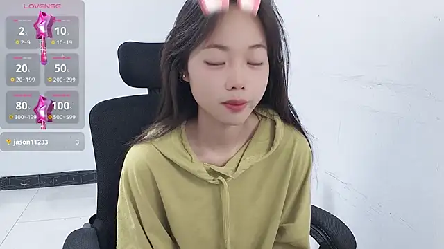 Snapshot of Lvy--v chatting on January 2025 10:37:02 PM Lvy--v online show from January 2025 10:37:02 PM