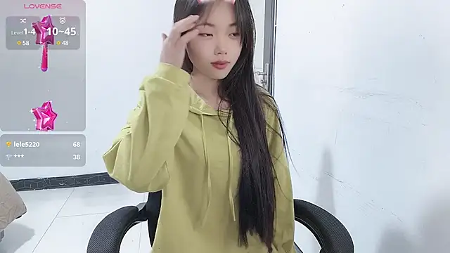 Snapshot of Lvy--v chatting on January 2025 10:51:01 PM Lvy--v online show from January 2025 10:51:01 PM