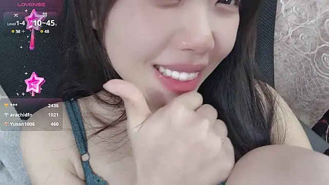 Snapshot of Lvy--v chatting on February 2025 01:44:01 AM Lvy--v online show from February 2025 01:44:01 AM