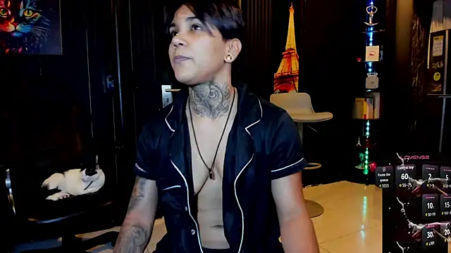 Snapshot of ZhoeStrong chatting on October 2025 10:52:02 PM ZhoeStrong online show from October 2025 10:52:02 PM