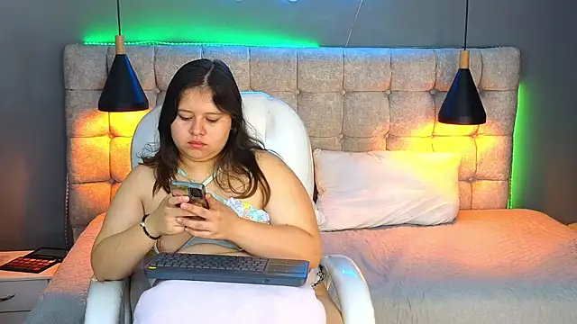 Snapshot of Laia_and_Aloby chatting on January 2025 03:32:02 PM Laia and Aloby online show from January 2025 03:32:02 PM