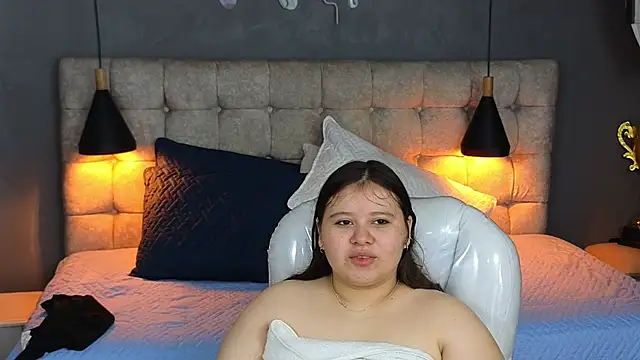 Snapshot of Laia_and_Aloby chatting on September 2025 10:23:01 PM Laia and Aloby online show from September 2025 10:23:01 PM
