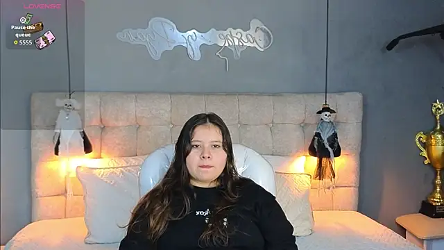 Laia and Aloby online show from October 2025 10:19:01 PM