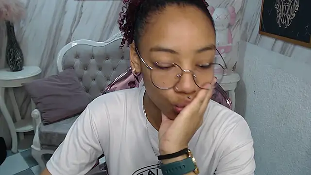 Snapshot of Violeth_b chatting on February 2025 12:44:01 PM Violeth b online show from February 2025 12:44:01 PM