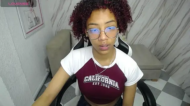 Snapshot of Violeth_b chatting on March 2025 03:41:01 PM Violeth b online show from March 2025 03:41:01 PM