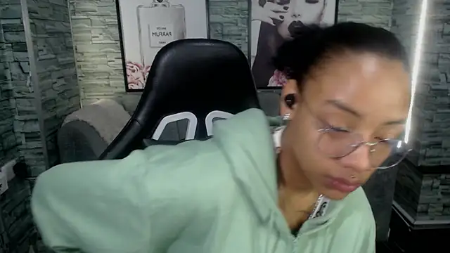 Snapshot of Violeth_b chatting on September 2025 12:43:02 PM Violeth b online show from September 2025 12:43:02 PM