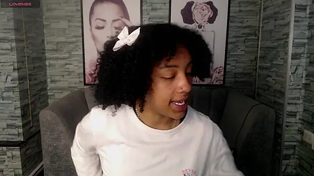 Snapshot of Violeth_b chatting on October 2025 12:46:02 PM Violeth b online show from October 2025 12:46:02 PM