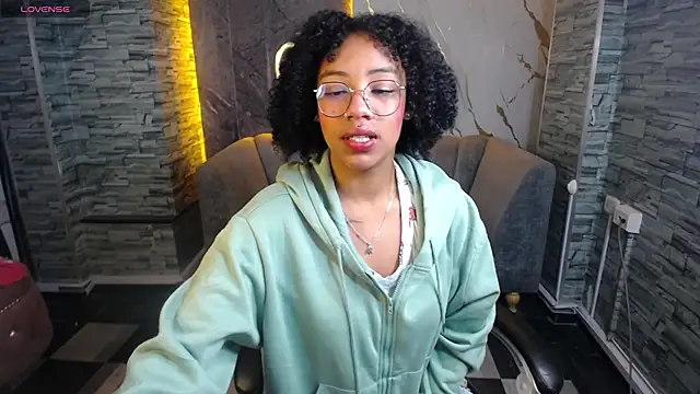 Snapshot of Violeth_b chatting on October 2025 12:47:02 PM Violeth b online show from October 2025 12:47:02 PM