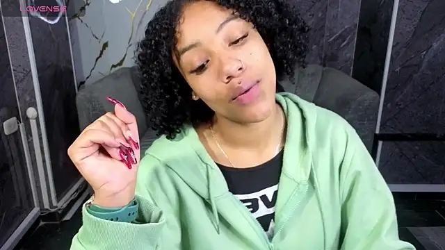 Snapshot of Violeth_b chatting on November 2025 12:51:02 PM Violeth b online show from November 2025 12:51:02 PM