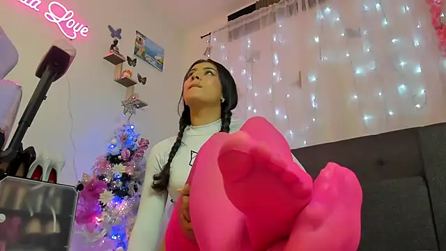 Snapshot of Alaia_Love77 chatting on December 2024 01:10:01 AM Alaia Love77 online show from December 2024 01:10:01 AM