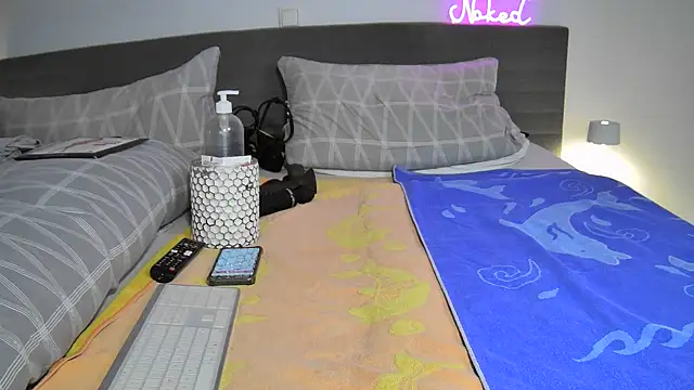 Snapshot of Sissy-Bee chatting on November 2025 07:12:02 PM Sissy-Bee online show from November 2025 07:12:02 PM