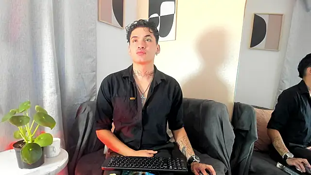 Snapshot of MatheoVelez chatting on January 2025 01:11:02 AM MatheoVelez online show from January 2025 01:11:02 AM