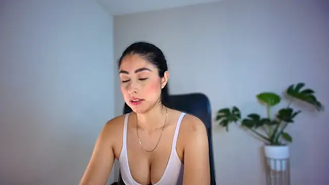 auroracaruso11 online show from February 2026 02:43:02 PM