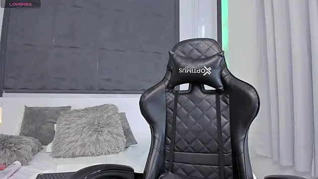 SaraGomez1 online show from February 2025 04:14:01 PM