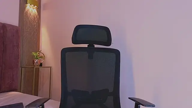 Emy leon online show from November 2025 07:03:02 PM