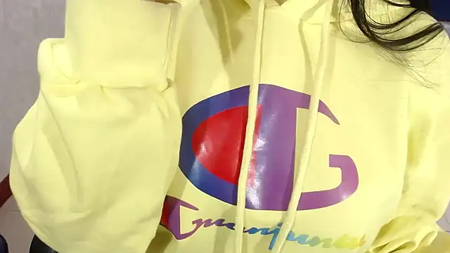 Snapshot of CarolineBrunx chatting on October 2025 04:13:01 AM CarolineBrunx online show from October 2025 04:13:01 AM