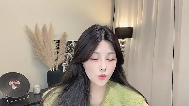 Snapshot of Strawberrybabyy1 chatting on March 2025 01:40:01 PM Strawberrybabyy1 online show from March 2025 01:40:01 PM