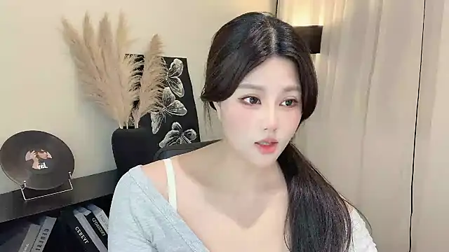 Snapshot of Strawberrybabyy1 chatting on March 2025 01:18:02 PM Strawberrybabyy1 online show from March 2025 01:18:02 PM