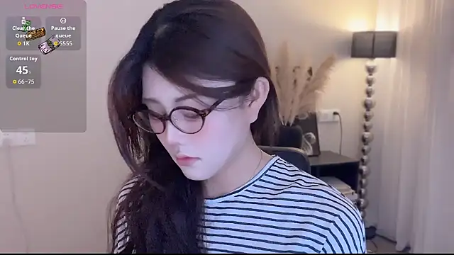 Strawberrybabyy1 online show from January 2026 05:40:01 PM