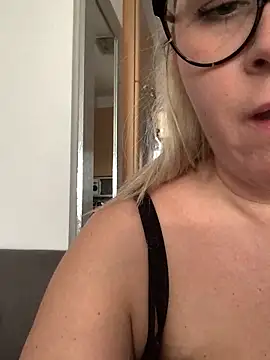 queenpeachi online show from January 2025 01:59:02 PM