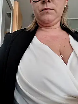 queenpeachi online show from January 2025 01:49:01 PM
