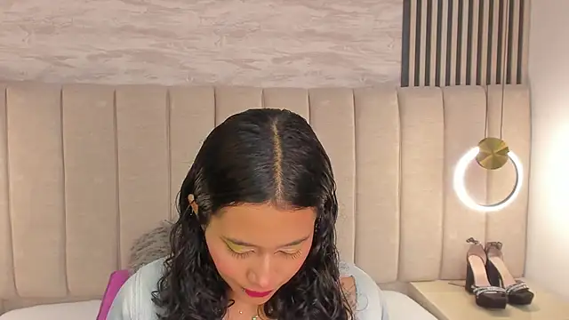 laura smith33 online show from October 2025 03:00:01 PM