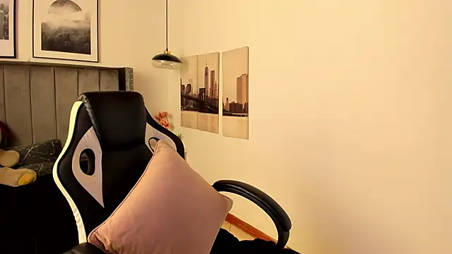 Alaia Cute online show from March 2025 03:01:01 AM