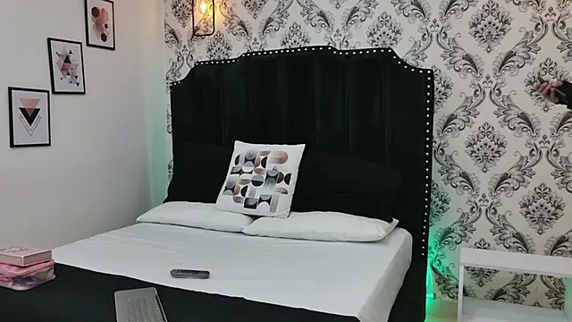 SaaraBrown online show from October 2025 12:13:02 PM