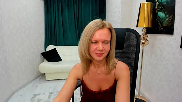 AgathaKlouin online show from January 2025 04:23:01 AM