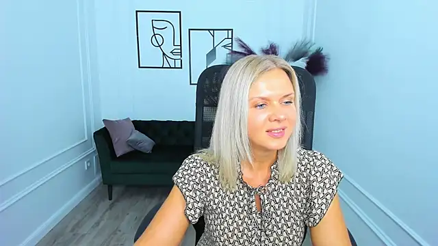 AgathaKlouin online show from November 2025 07:45:01 PM