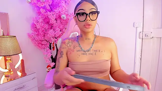 Snapshot of Mia_Jansen chatting on December 2024 11:28:02 PM Mia Jansen online show from December 2024 11:28:02 PM
