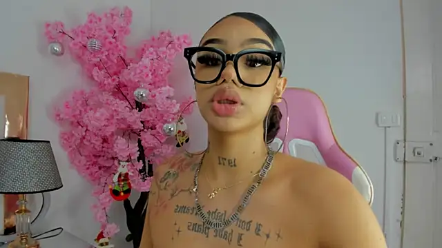 Snapshot of Mia_Jansen chatting on December 2024 09:22:01 PM Mia Jansen online show from December 2024 09:22:01 PM