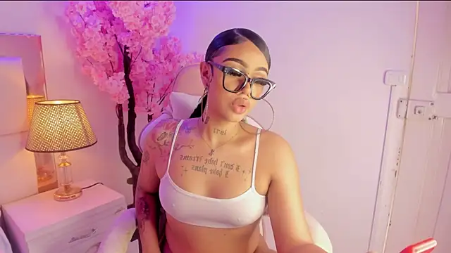 Snapshot of Mia_Jansen chatting on February 2025 09:43:02 PM Mia Jansen online show from February 2025 09:43:02 PM