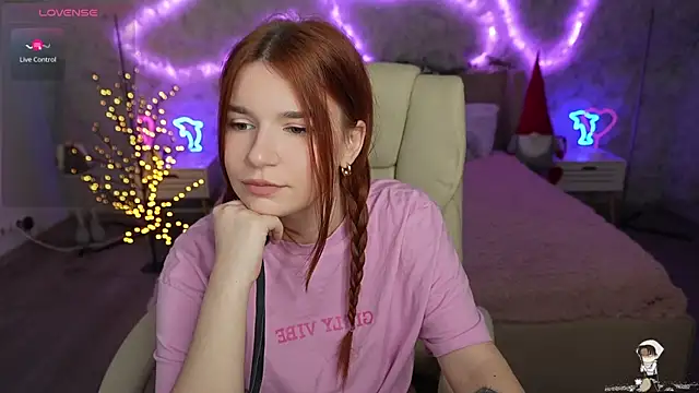 Snapshot of RedShinee chatting on February 2025 02:13:02 PM RedShinee online show from February 2025 02:13:02 PM