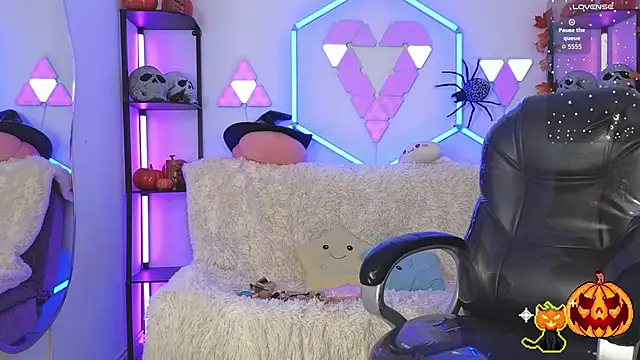 littlevixen18 online show from October 2025 02:40:01 PM