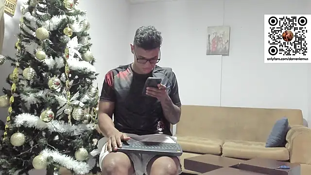 Snapshot of Darren_hot2 chatting on January 2025 10:34:02 PM Darren hot2 online show from January 2025 10:34:02 PM