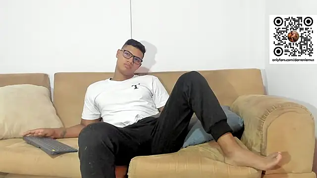 Snapshot of Darren_hot2 chatting on February 2025 09:26:02 PM Darren hot2 online show from February 2025 09:26:02 PM