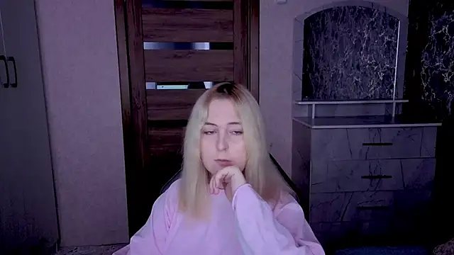 Kristy-Max online show from April 2026 07:28:01 PM