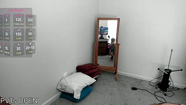 Snapshot of Peaches_N_Kreme chatting on September 2025 10:53:02 PM Peaches N Kreme online show from September 2025 10:53:02 PM