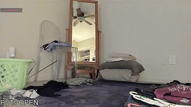 Snapshot of Peaches_N_Kreme chatting on October 2025 04:32:02 AM Peaches N Kreme online show from October 2025 04:32:02 AM