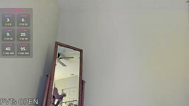 Snapshot of Peaches_N_Kreme chatting on October 2025 03:50:02 AM Peaches N Kreme online show from October 2025 03:50:02 AM