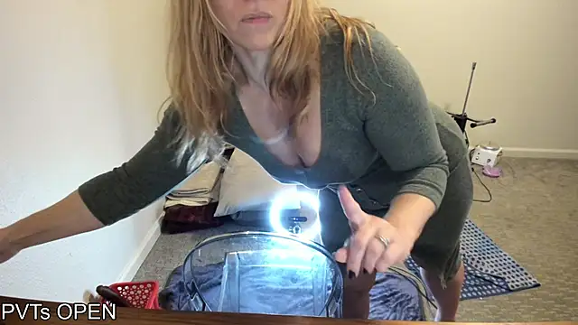 Snapshot of Peaches_N_Kreme chatting on October 2025 02:26:01 AM Peaches N Kreme online show from October 2025 02:26:01 AM