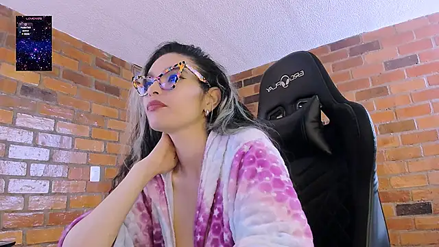 Snapshot of paulinabarnett- chatting on January 2025 03:49:01 PM paulinabarnett- online show from January 2025 03:49:01 PM